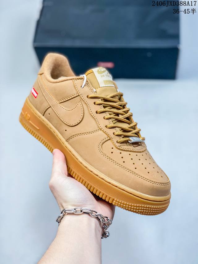 公司级耐克nike Air Force 1 Low 空军一号低帮百搭休闲运动板鞋。柔软、弹性十足的缓震性能和出色的中底设计，横跨复古与现代的外型结合，造就出风靡