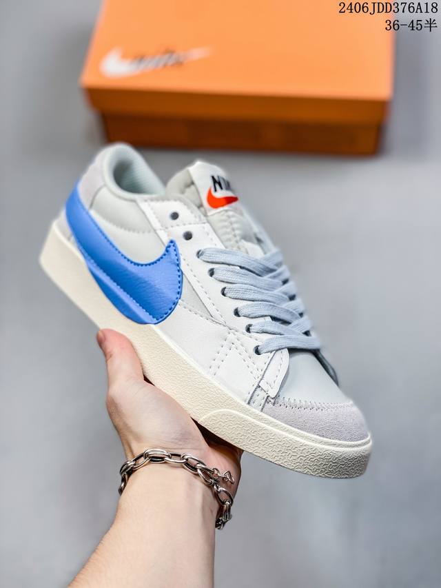 耐克 Nike Blazer Low '77 Jumbo 运动鞋，抓地板鞋，革新重塑经典街头人气鞋款，采用人气传统外观，巧搭大号耐克勾勾设计和宽大鞋带。柔软泡绵