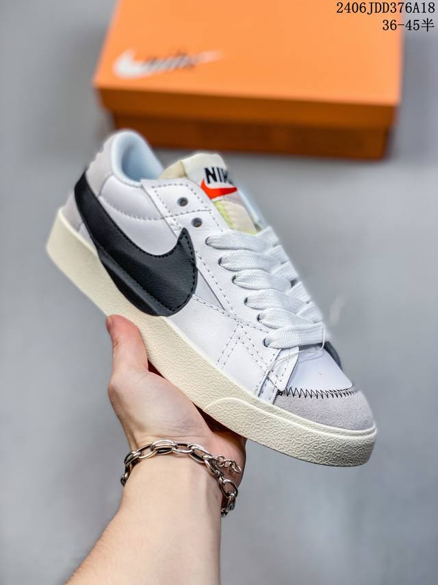 耐克 Nike Blazer Low '77 Jumbo 运动鞋，抓地板鞋，革新重塑经典街头人气鞋款，采用人气传统外观，巧搭大号耐克勾勾设计和宽大鞋带。柔软泡绵