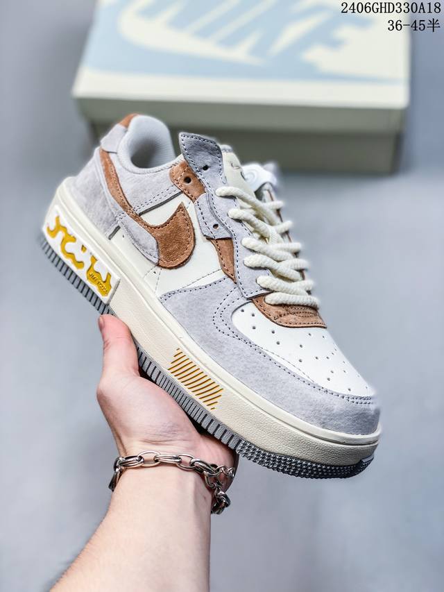 公司级耐克nike Air Force 1 Low 空军一号低帮百搭休闲运动板鞋。柔软、弹性十足的缓震性能和出色的中底设计，横跨复古与现代的外型结合，造就出风靡