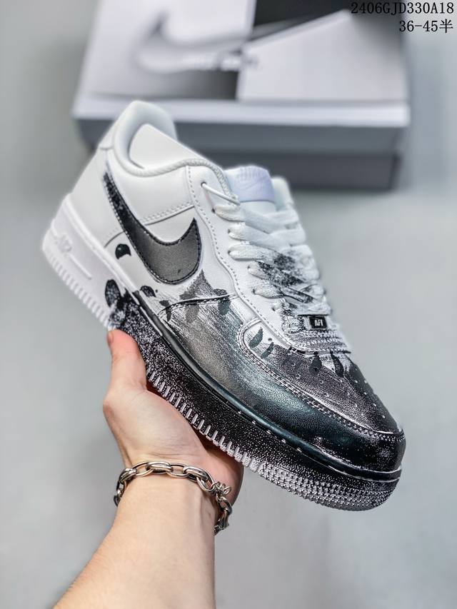 公司级耐克nike Air Force 1 Low 空军一号低帮百搭休闲运动板鞋。柔软、弹性十足的缓震性能和出色的中底设计，横跨复古与现代的外型结合，造就出风靡