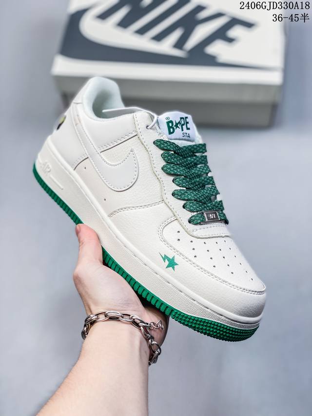 公司级耐克nike Air Force 1 Low 空军一号低帮百搭休闲运动板鞋。柔软、弹性十足的缓震性能和出色的中底设计，横跨复古与现代的外型结合，造就出风靡