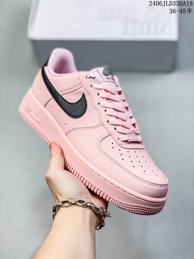 公司级耐克nike Air Force 1 Low 空军一号低帮百搭休闲运动板鞋。柔软、弹性十足的缓震性能和出色的中底设计，横跨复古与现代的外型结合，造就出风靡