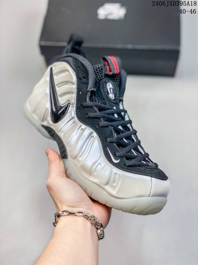 耐克 Nike Air Foamposite One 渐变蓝喷 喷泡，是一双内场的后卫战靴，97年1月份首期发行，使用foamposite一次成型的喷塑鞋面，前