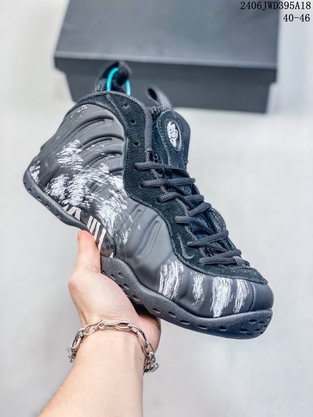 耐克 Nike Air Foamposite One 渐变蓝喷 喷泡，是一双内场的后卫战靴，97年1月份首期发行，使用foamposite一次成型的喷塑鞋面，前