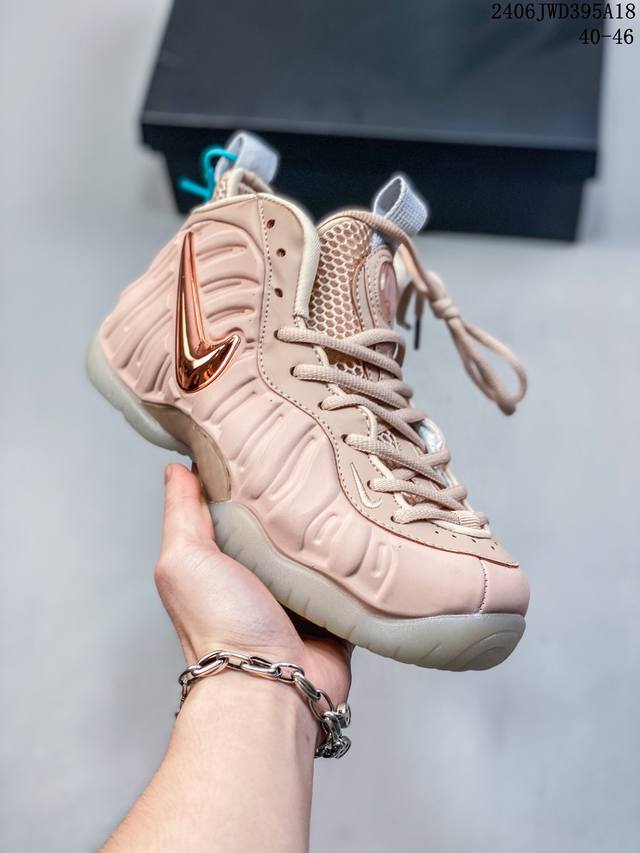 耐克 Nike Air Foamposite One 渐变蓝喷 喷泡，是一双内场的后卫战靴，97年1月份首期发行，使用foamposite一次成型的喷塑鞋面，前