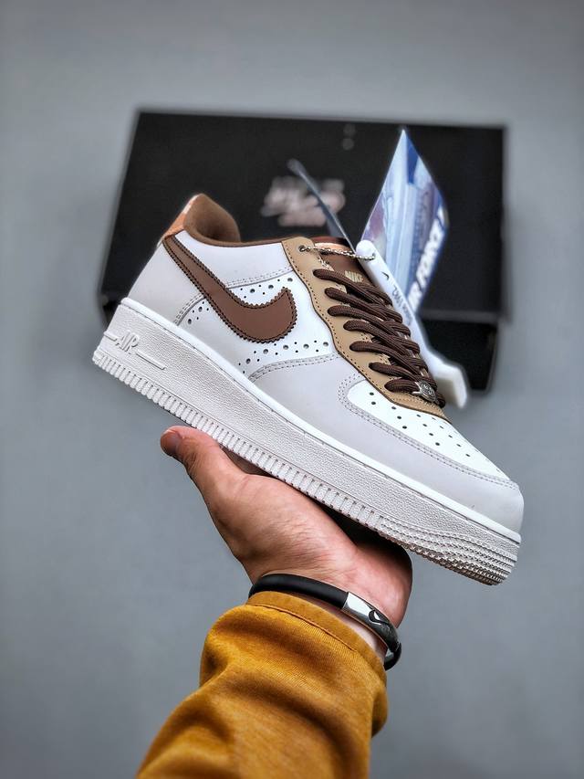 内置芯片，可扫码版，支持手机nfc识别！ 纯原级别nike Air Force 1 Low 灰棕缝线 原厂冲刀皮料切割干净 无任何毛边 清洁度细节完美 做工细节