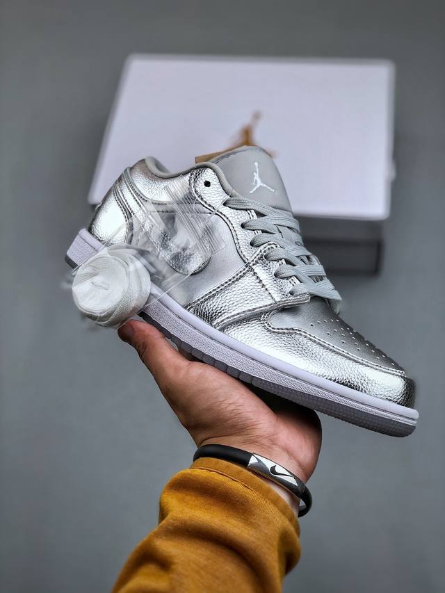 Nike Air Jordan 1 Retro Low 金属银官方同步新色 原装级产物拒绝公底 立体鞋型 细节完美 高清洁度 购置公司同步原材料 原汁原味 忠于