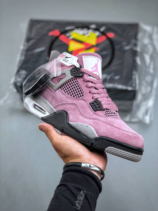 Nike Air Jordan 4 Orchid 猛男粉鞋身以大面积淡粉色为主色调呈现，在鞋帮、后跟以及中底部分采用水泥灰色点缀，并带有泼墨细节，材质方面采用了