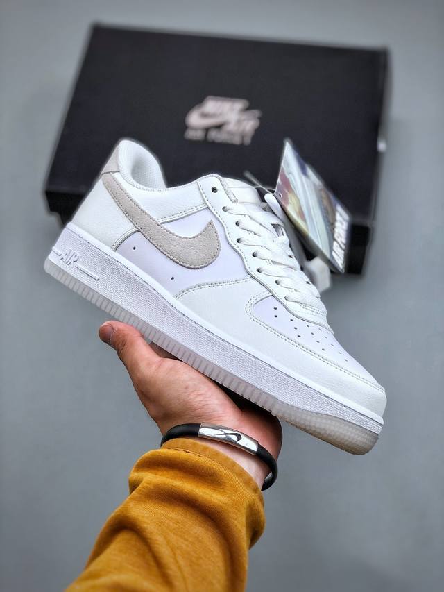 内置芯片，可扫码版，支持手机nfc识别！ Nike Air Force 1 Low 米白灰 原厂冲刀皮料切割干净 无任何毛边 清洁度细节完美 做工细节全方位比对