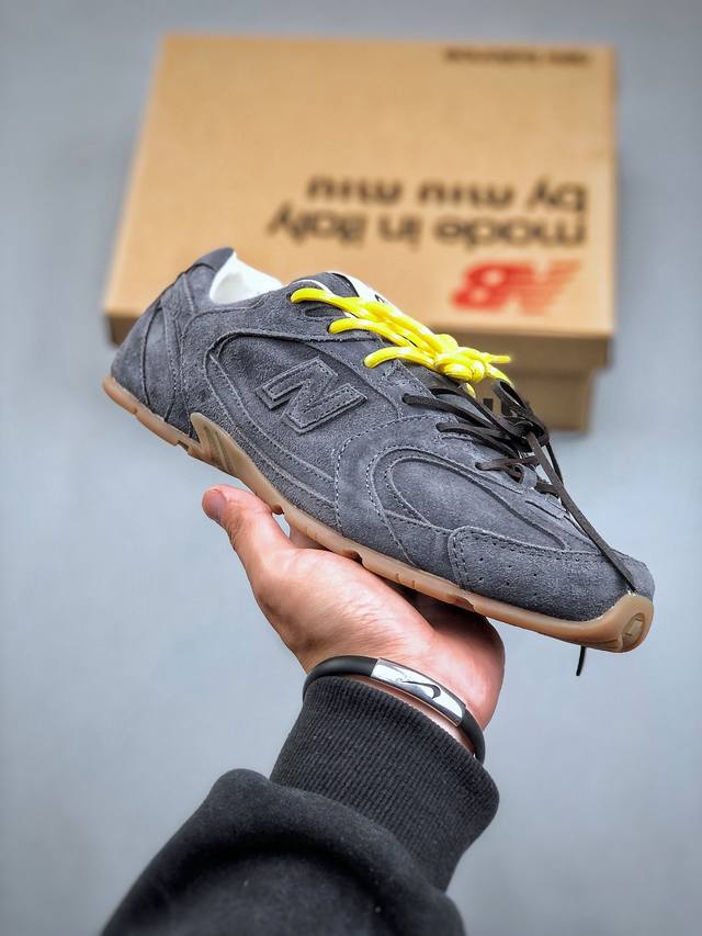 Miumiu X New Balance 530系列 意大利奢侈品牌 缪缪联名款低帮经典复古休闲运动慢跑鞋 #鞋款采用解构和轻盈的设计，彷旧的布料包覆着 New