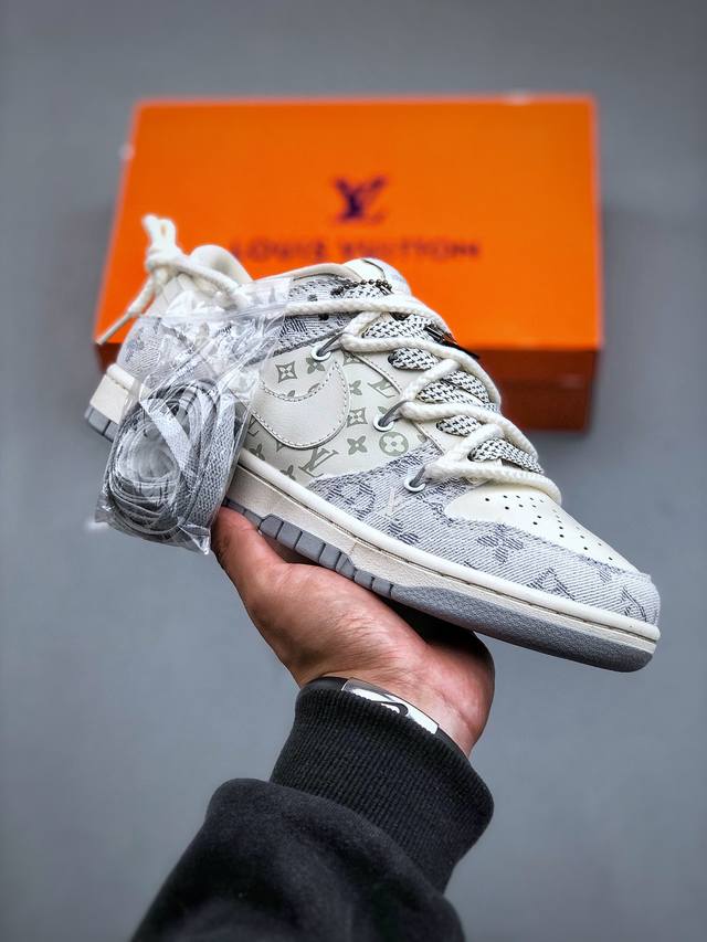 Lv X Nike Dunk Low 蓝牛仔印花此款主张打破传统的工业化流水线设计限制，以made By Ideas的超级创意为理念，集结众多潮流设计师，结合时