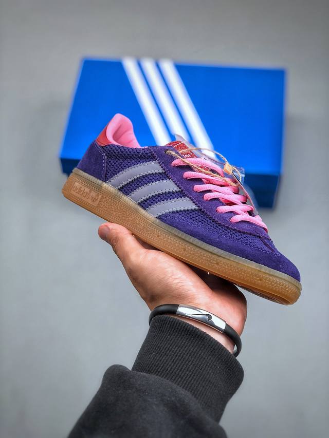 阿迪达斯adidas Originals Gazelle Indoor 这款阿迪达斯运动鞋是 1979年 Gazelle Indoor 运动鞋的复兴，柔软的绒面