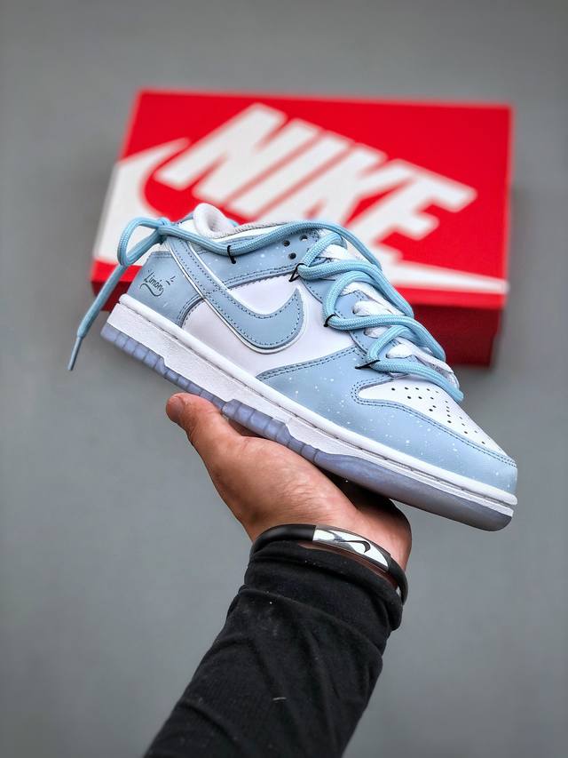 Nike Dunk Sb Low 简约天蓝色 海盐清柠 Sb解构鞋带 低帮休闲运动板鞋该定制版球鞋选用原鞋款为nike Dunk Low休闲板鞋，该球鞋定制配色