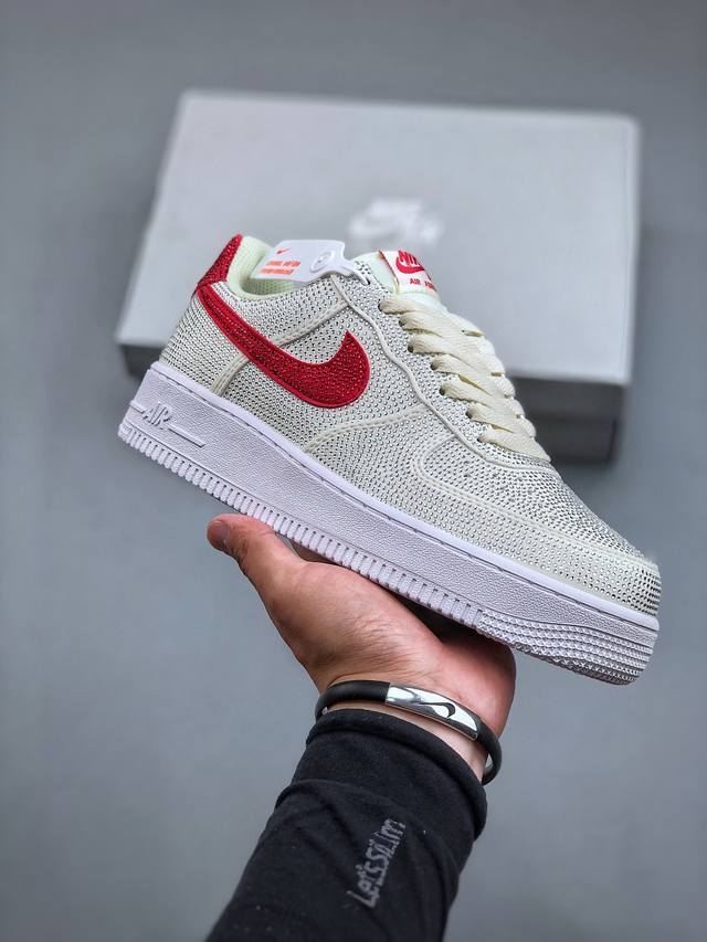 耐克nike Air Force 1 Low 钻石 米白红空军一号低帮百搭休闲运动板鞋柔软、弹性十足的缓震性能和出色的中底设计，横跨复古与现代的外型结合，造就出