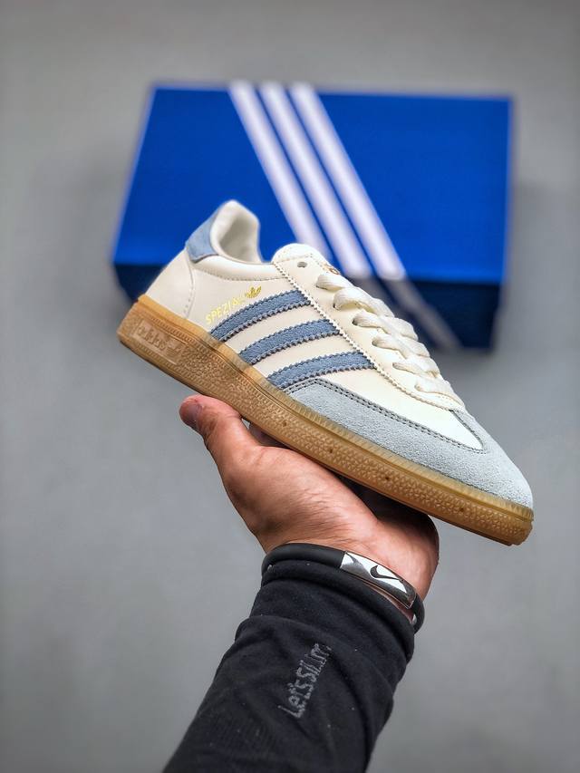 Adidas Originals Samba Handball Spezial 米白蓝 此款以简约大方的造型设计，给人以随性休闲的时尚格调，穿着舒适轻便，运动灵