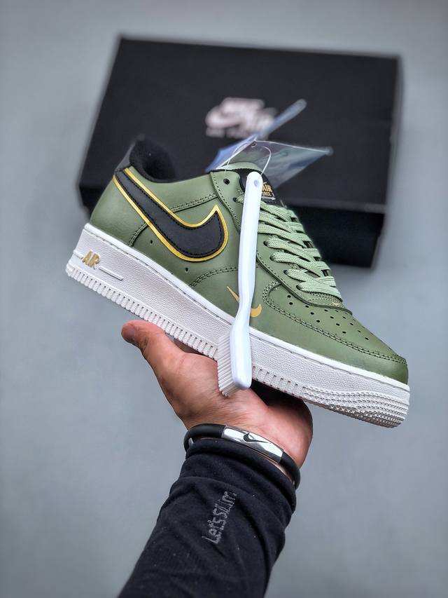 内置芯片，可扫码版，支持手机nfc识别！ Nike Air Force 1 Low 原厂冲刀皮料切割干净 无任何毛边 清洁度细节完美 做工细节全方位比对原鞋。货