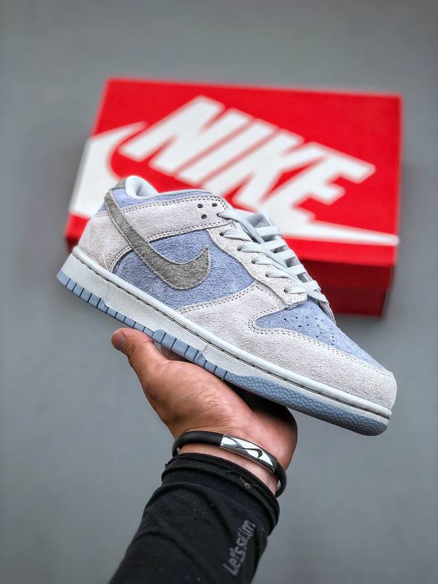 Nike Dunk Low 冰雪奇缘2.0 Sb低帮休闲板鞋 Fz3779-025 #整双鞋选用灰色和蓝色搭配进行呈现。鞋面中加入长绒麂皮材质，辅以白色中底和浅