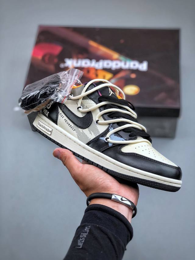 Air Jordan 1 Low 大人物 黑白此款整体围绕熊猫恶作剧涂鸦主题设计，鞋身整体采用专属颜料重新喷涂。特殊原创设计图标涂鸦装饰，添加潮流元素效果喷涂点