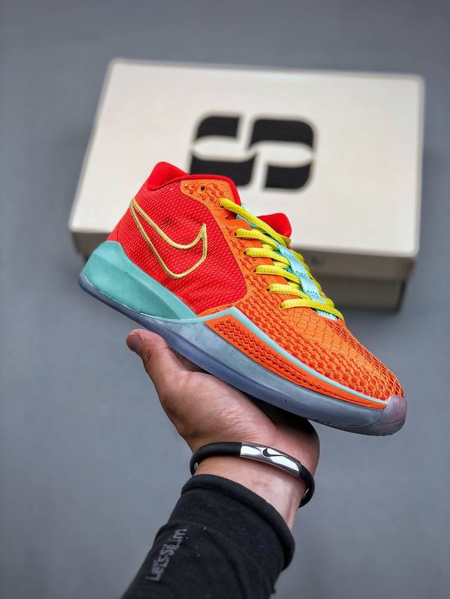 Wnba 球星sabrina Ionescu 的签名鞋nike Sabrina 1 篮球鞋正式发布 这双鞋定位是中性，并不限定于女子款式。低帮设计，鞋面材质选取