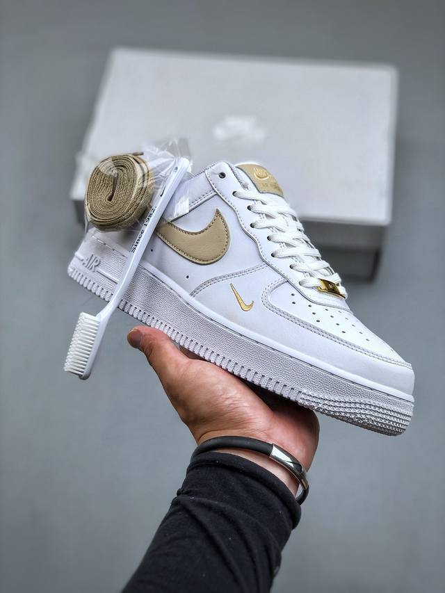 Hy版本 内置芯片，可扫码版，支持手机nfc识别！ 纯原级别nike Air Force 1 Low 白黄金勾 原厂冲刀皮料切割干净 无任何毛边 清洁度细节完美