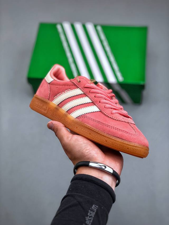 阿迪达斯adidas Originals Gazelle Indoor 这款阿迪达斯运动鞋是 1979年 Gazelle Indoor 运动鞋的复兴，柔软的绒面