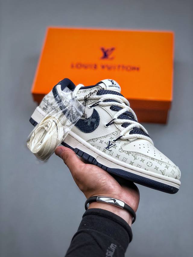 Lv X Nike Dunk Low 米蓝勾印花此款主张打破传统的工业化流水线设计限制，以made By Ideas的超级创意为理念，集结众多潮流设计师，结合时