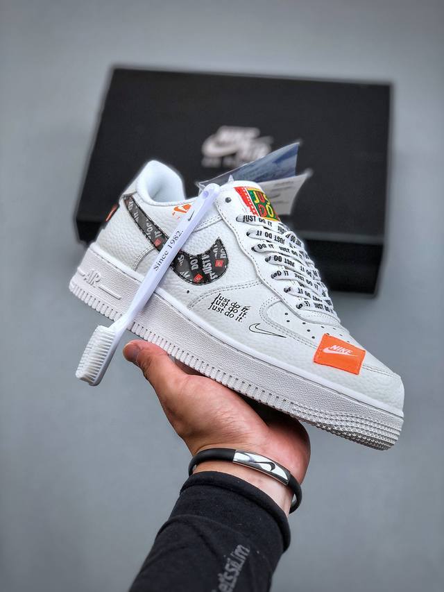 Nike Air Force 1 Low 空军一号低帮百搭休闲运动板鞋。柔软、弹性十足的缓震性能和出色的中底设计，横跨复古与现代的外型结合，造就出风靡全球三十多