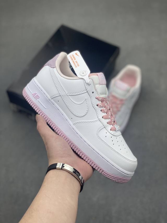 福利回馈全网独家 补贴价 公司级nike Wmns Air Force 1 Gs White Lilac 樱花祭升级原楦原纸版开发 采用硬质头层皮革鞋面材质 内