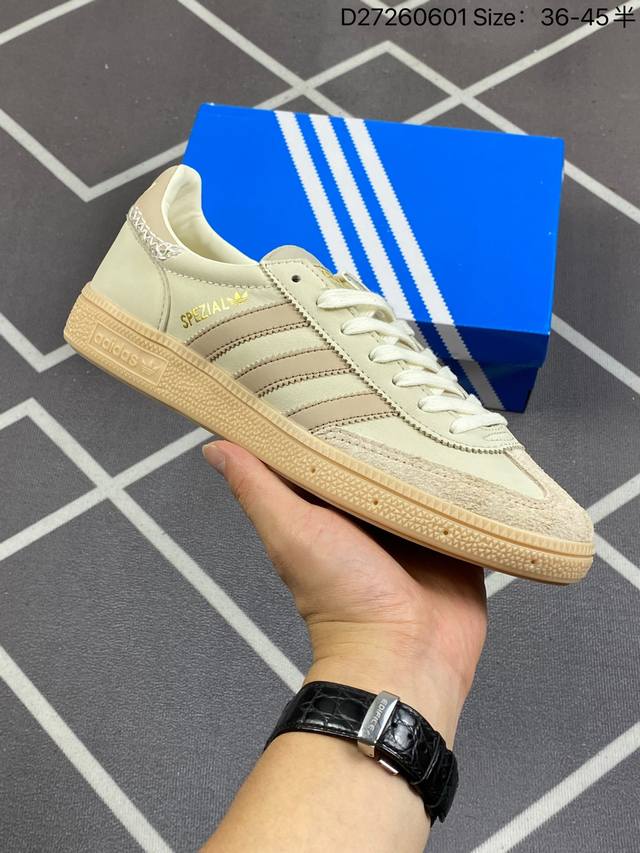 三叶草 Handball Spezial 1比1工匠精神 全鞋采用进口头层猪八制作 牛筋耐磨大底 承载青春情怀的板鞋，是现在潮男靓女上脚的大热鞋款 经典三条杠装