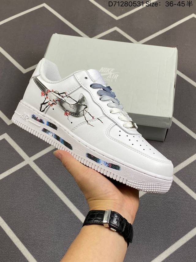 耐克 Nike Air Force 1 '07 Low 空军一号含气垫 低帮百搭厚底增高休闲运动板鞋。柔软、弹性十足的缓震性能和出色的中底设计，横跨复古与现代的