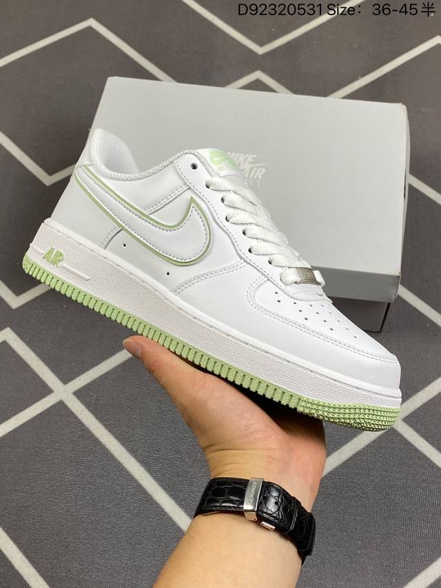 公司级耐克nike Air Force 1 Low 空军一号低帮百搭休闲运动板鞋。柔软、弹性十足的缓震性能和出色的中底设计，横跨复古与现代的外型结合，造就出风靡