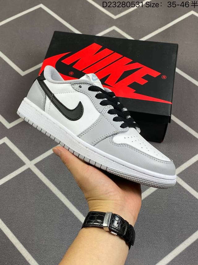 Air Jordan 1 Low Og Barons 低帮 灰白黑 Aj1 乔丹1代 Aj1 乔1 低邦 白灰黑 乔丹篮球鞋系列 鞋身整体以白色为主，搭配灰色皮