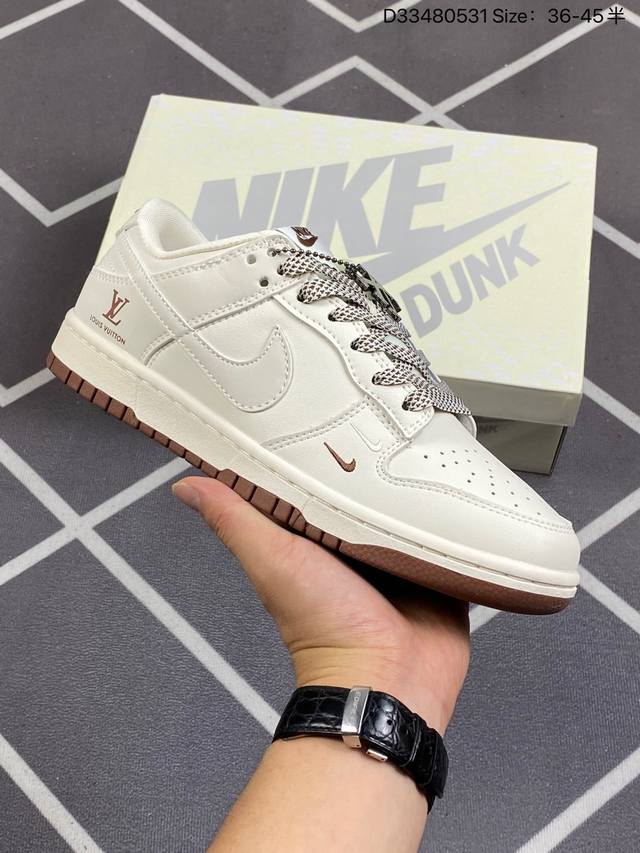 公司级supreme X Nike Dunk Low 米白蓝帆布 此款主张打破传统的工业化流水线设计限制，以made By Ideas的超级创意为理念，集结众多