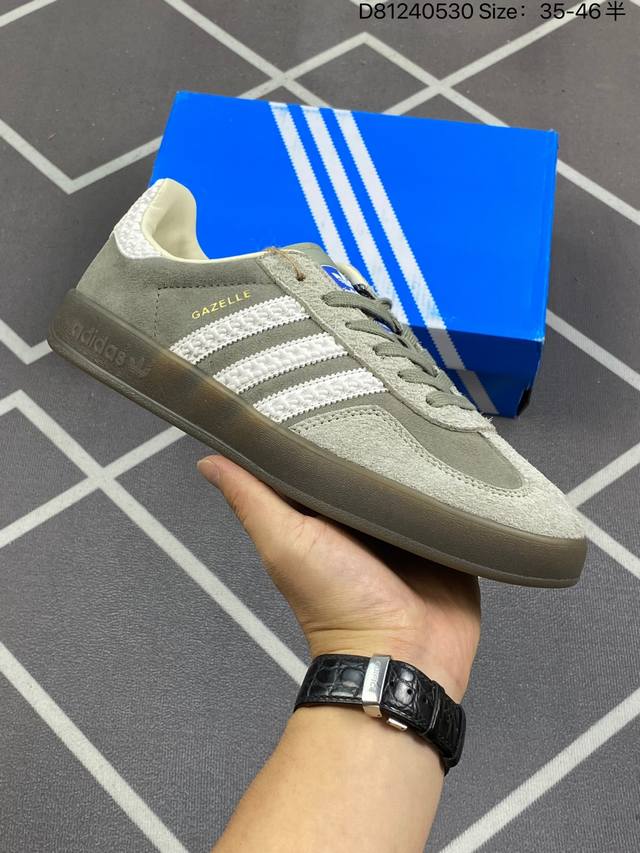 阿迪达斯adidas Originals Gazelle Indoor 三叶草复古防滑耐磨低帮板鞋 鞋款采用柔软的绒面革和耐用的皮革衬里融合在橡胶外底上！ 货号