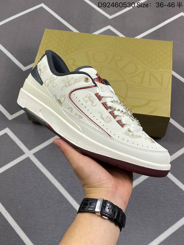 耐克 Nike Air Jordan 2 Retro Sp 乔丹2代aj2代复古篮球鞋舒适运动鞋 醒目配色搭配经典细节，塑就 Aj2 复古造型。设计灵感源自 8