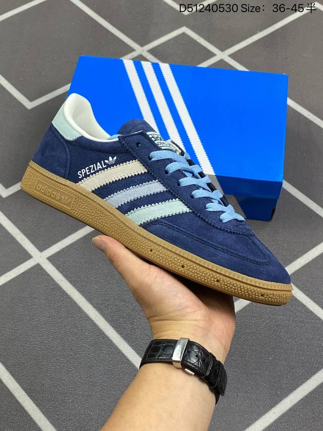 阿迪达斯 Adidas Handball Spezial 三叶草学院风复古休闲板鞋 德训鞋 橡胶底柔软皮革经典运动鞋板鞋。圆头、缝合拼接设计、正面绑带、鞋舌部位