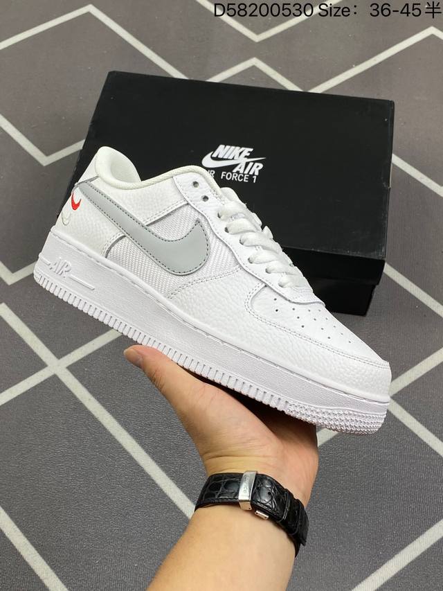 耐克 Nike Air Force 1 ’07 空军一号 Af 1 低帮 厚底增高百搭 休闲运动板鞋。柔软、弹性十足的缓震性能和出色的中底设计，横跨复古与现代的