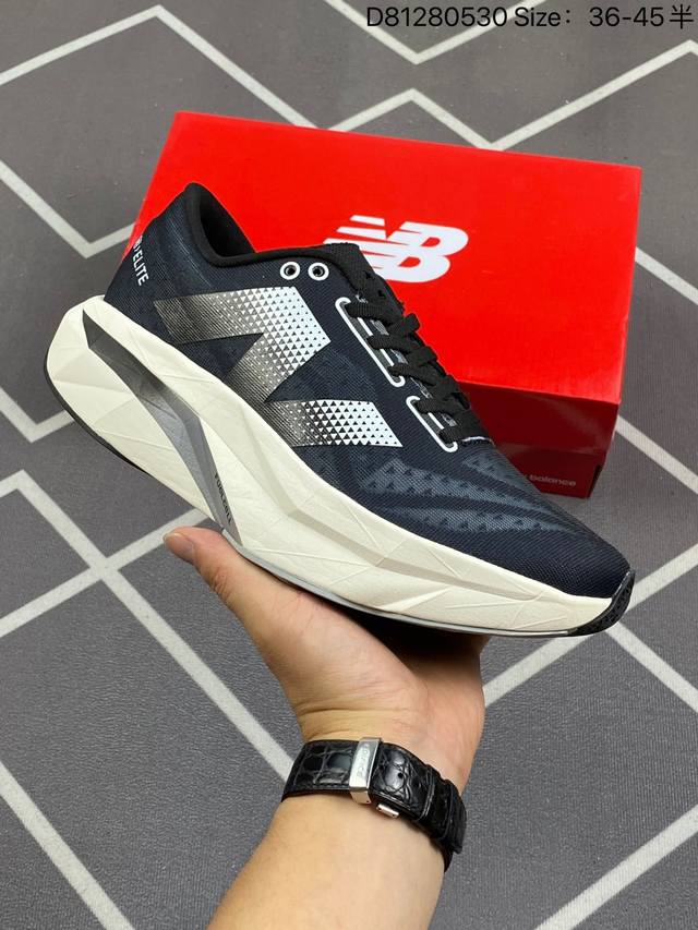 新百伦 [New Balance] Fresh Form 男士运动鞋 厚底增高跑鞋，这款跑鞋不仅有着以大数据为基础的fresh Foam虎蜂大底，还有着独创的h