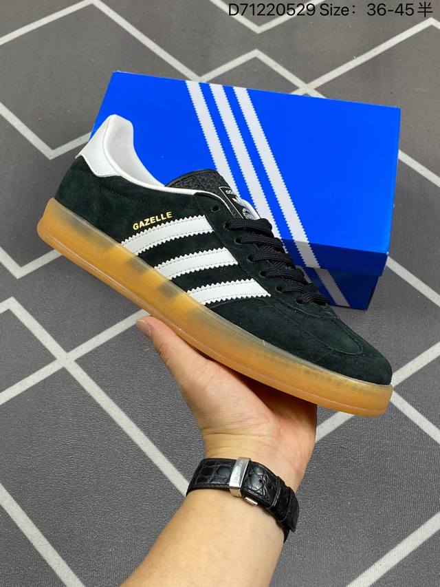 真标阿迪达斯adidas Originals Gazelle Indoor 三叶草复古防滑耐磨低帮板鞋 鞋款采用柔软的绒面革和耐用的皮革衬里融合在橡胶外底上！