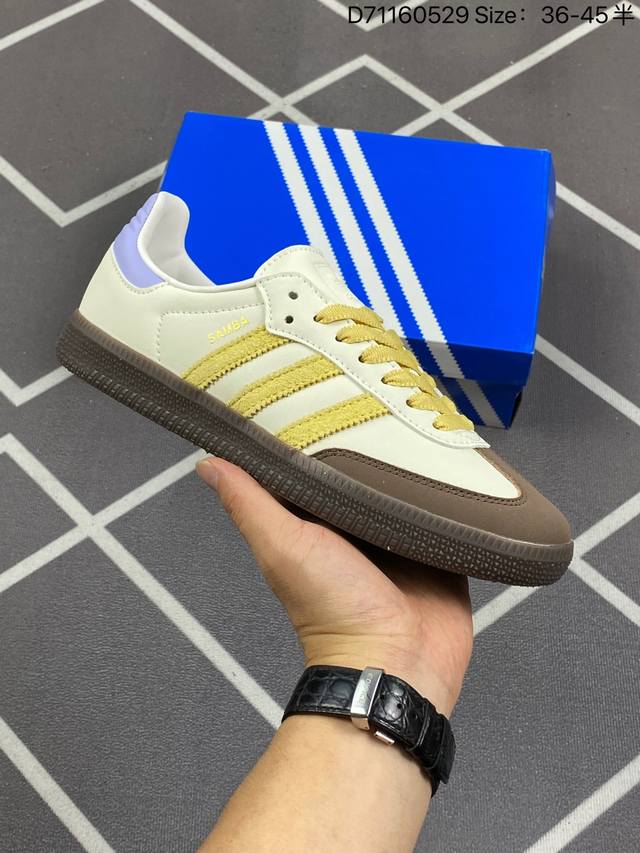 Adidas Originals Samba Og 阿迪达斯 低帮 米黄 桑巴低邦防滑板鞋 鞋身整体以米黄色皮革呈现，搭配棕色皮革经典t字形鞋头，鞋身两侧经典锯