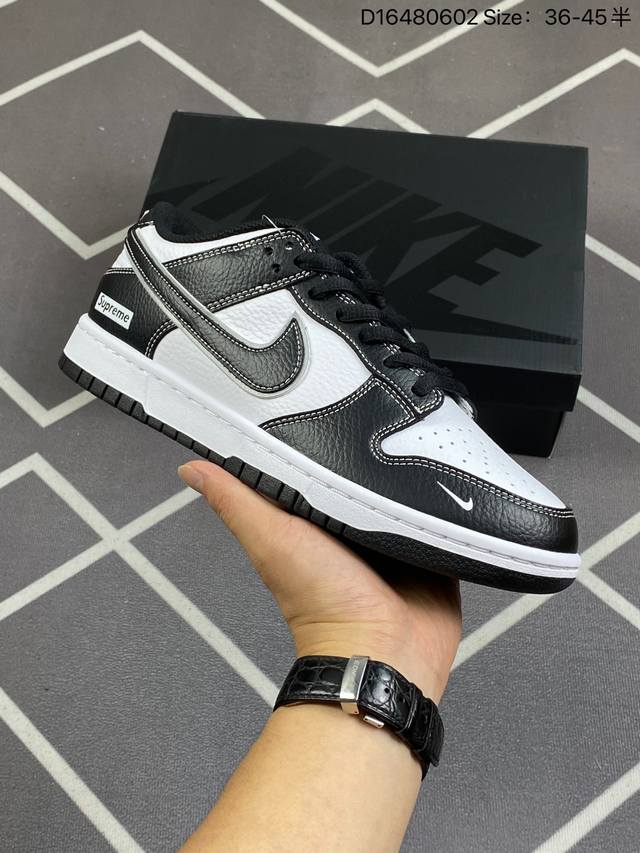 Supreme X Nike Dunk Sb Low 耐克 Sb 低帮 联名白黑 鞋身以白色作为主色调，使鞋款十分百搭，同时swoosh Logo的装饰贴片使用