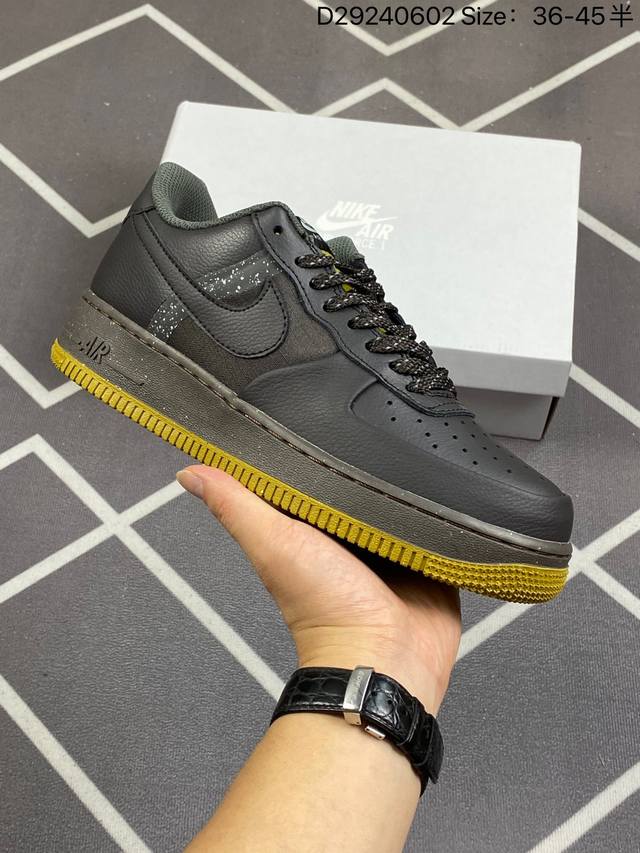 耐克 Nike Air Force 1 Low 空军一号低帮百搭休闲运动板鞋。柔软、弹性十足的缓震性能和出色的中底设计，横跨复古与现代的外型结合，造就出风靡全球