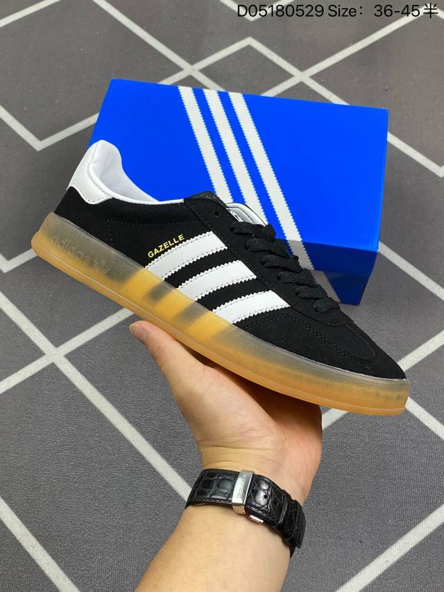 真标阿迪达斯adidas Originals Gazelle Indoor 三叶草复古防滑耐磨低帮板鞋 鞋款采用柔软的绒面革和耐用的皮革衬里融合在橡胶外底上！