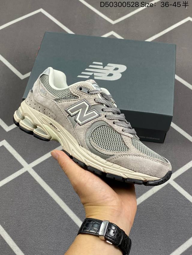 New Balance Ml2002 复古休闲跑步鞋 最新出的2002R系列，鞋款延续了经典科技，升级版n-Ergy缓震物料机能与材质上脚太舒适了，鞋面的柔软麂