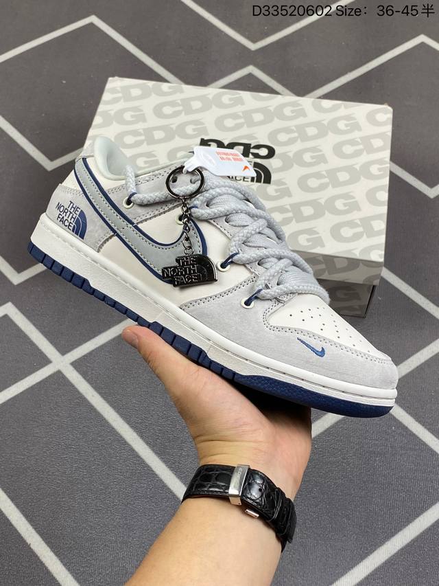 Supreme X Nike Dunk Sb Low 耐克 Sb 低帮 联名白黑 鞋身以白色作为主色调，使鞋款十分百搭，同时swoosh Logo的装饰贴片使用