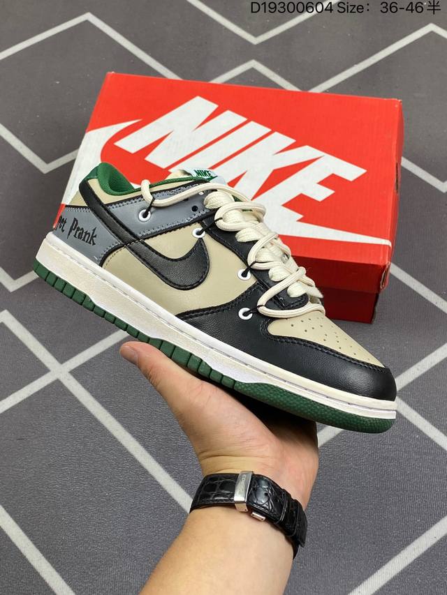 公司级dunk Low “Brown Green” 米棕绿 全新的这款米棕绿采用其通常的全皮革构造，带有网眼鞋舌和衬里。它的特点是棕褐色覆盖其大部分鞋面，绿色s