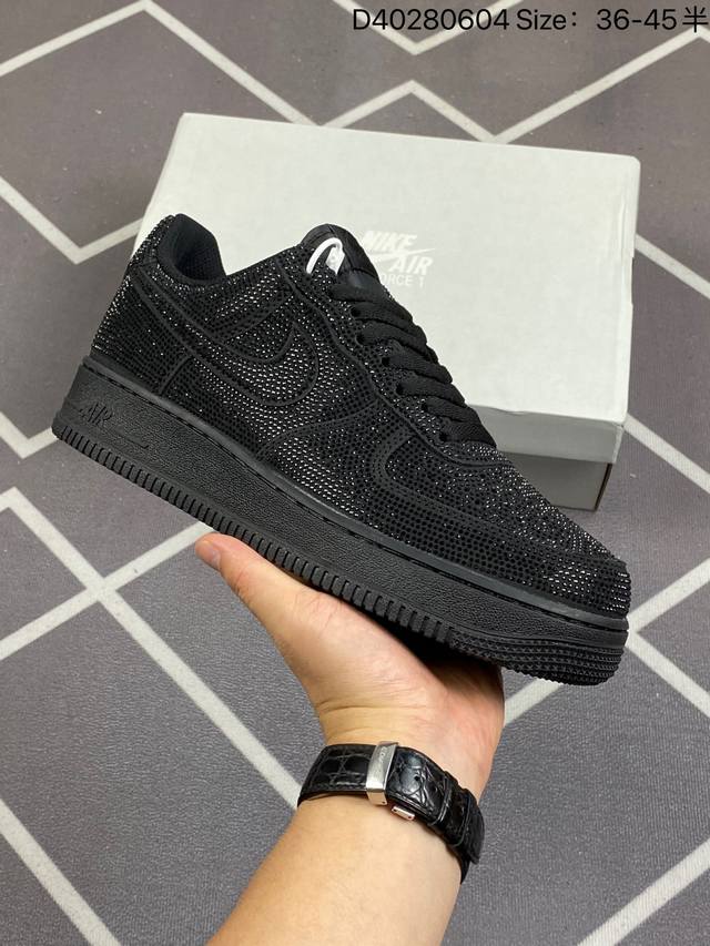 耐克 Nike 耐克空军低帮板鞋 耐克nike Air Force 1 Low 空军一号低帮百搭休闲运动板鞋。柔软、弹性十足的缓震性能和出色的中底设计，横跨复古