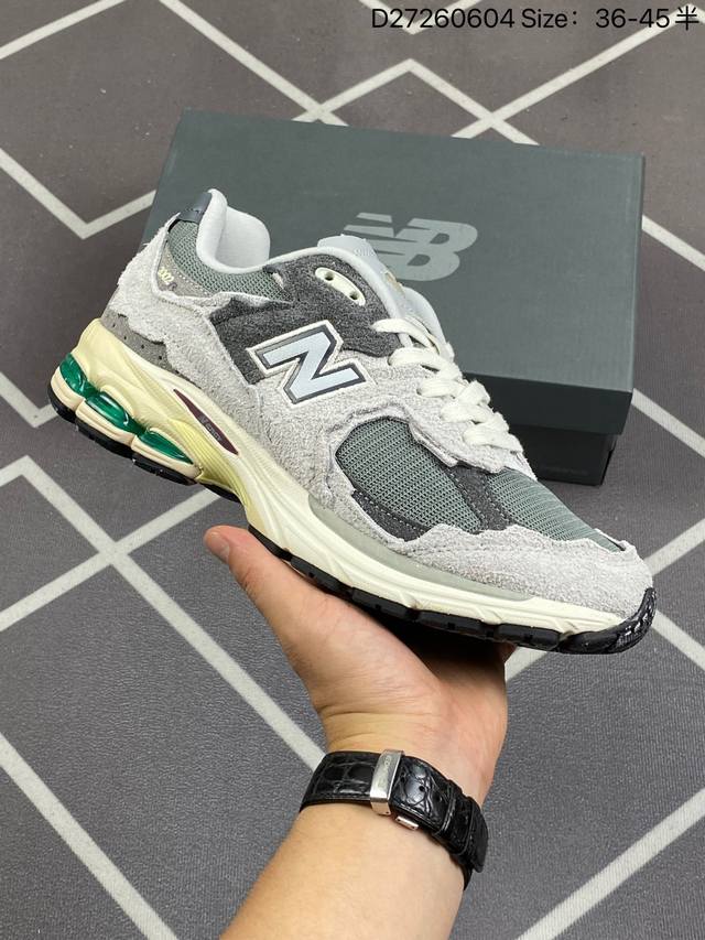 新百伦 New Balance 2002R 跑鞋 男女运动鞋 潮老爹鞋。沿袭了面世之初的经典科技，以 Encap 中底配以升级版 N-Ergy 缓震物料。鞋面则