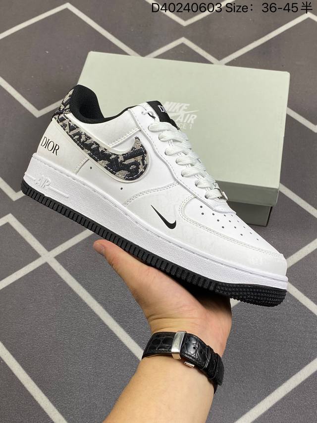 耐克 Nike Air Force 1 '07 Low 空军一号含气垫 低帮百搭厚底增高休闲运动板鞋。柔软、弹性十足的缓震性能和出色的中底设计，横跨复古与现代的